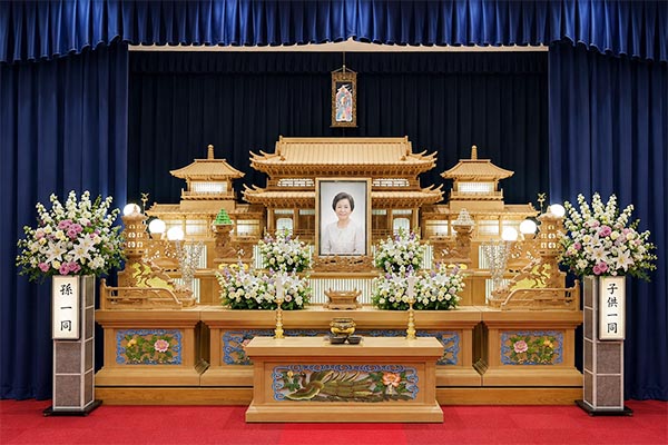Cコースの装飾を加えた白木祭壇